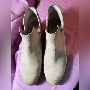 Sorel Light Tan/Cream Booties Size 9